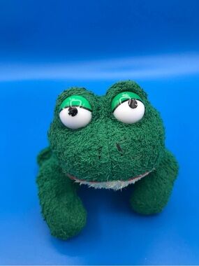VTG Russ Berrie RASPBERRY FROG Bean Bag Plush | Terry Cloth Googly Eyes 6"